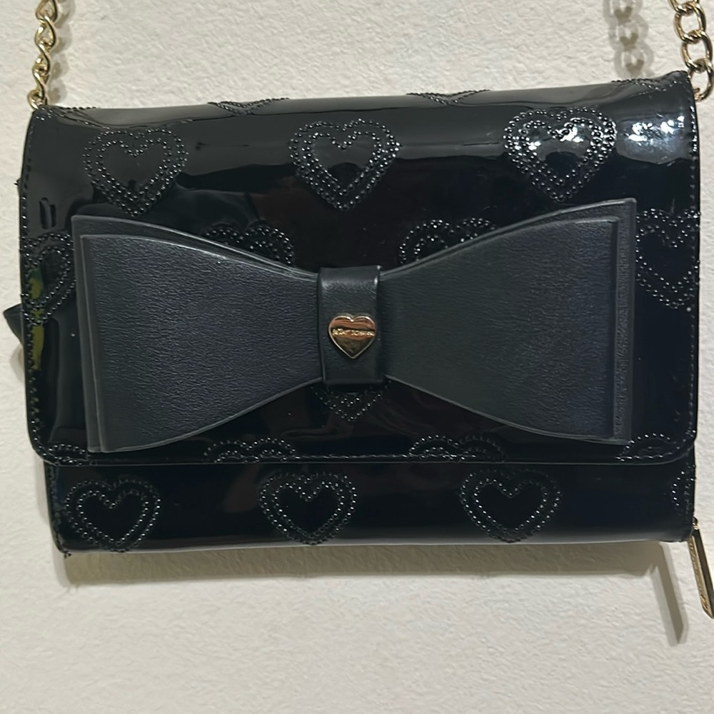 Beautiful Betsey Johnson kitsch bow crossbody bag in black